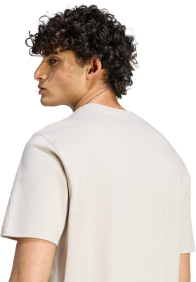 Mann mit lockigem Haar in einem beigen T-Shirt im Profil. Mann mit lockigem Haar in einem beigen T-Shirt im Profil.