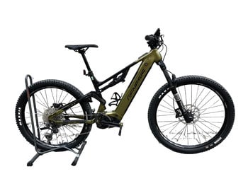Grünes Genesis E-Bike auf einem Ständer vor weißem Hintergrund.