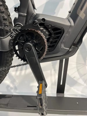 Nahaufnahme eines E-Bikes mit Kurbeln, Kette und Pedal. Nahaufnahme eines E-Bikes mit Kurbeln, Kette und Pedal.