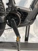 Nahaufnahme eines E-Bikes mit Kurbeln, Kette und Pedal.