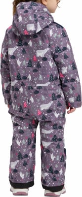 Mädchen im Winteroverall mit Eisbären- und Baumdruck. Mädchen im Winteroverall mit Eisbären- und Baumdruck.