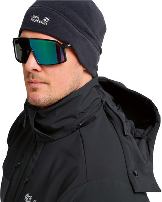Ein Mann in schwarzer Kleidung und Sonnenbrille mit bunten Gläsern. Ein Mann in schwarzer Kleidung und Sonnenbrille mit bunten Gläsern.