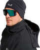 Ein Mann in schwarzer Kleidung und Sonnenbrille mit bunten Gläsern.