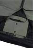 Detail einer Innentasche mit Druckknöpfen auf grüner und schwarzer Kleidung.