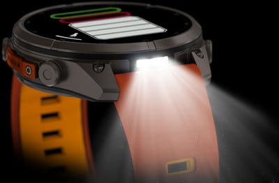 Eine Smartwatch mit orangefarbenem Armband und eingeschaltetem Licht. Eine Smartwatch mit orangefarbenem Armband und eingeschaltetem Licht.