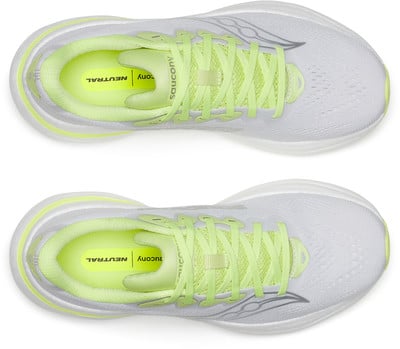 Zwei weiße Laufschuhe mit grünen Schnürsenkeln und Details von oben. Zwei weiße Laufschuhe mit grünen Schnürsenkeln und Details von oben.