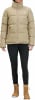 Damen-Daunenjacke in Beige mit hohem Kragen und schwarzer Hose.