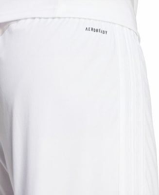 Weiße Sporthose mit schwarzem AEROREADY-Logo und drei Streifen. Weiße Sporthose mit schwarzem AEROREADY-Logo und drei Streifen.