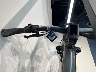 Lenker eines E-Mountainbikes mit Bosch-Display und Griffen. Lenker eines E-Mountainbikes mit Bosch-Display und Griffen.
