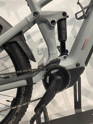 Detail des hinteren Federungsteils eines E-Bikes mit Dämpfer und Kette. Detail des hinteren Federungsteils eines E-Bikes mit Dämpfer und Kette.