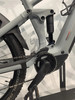 Detail des hinteren Federungsteils eines E-Bikes mit Dämpfer und Kette.