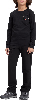 Junge in schwarzem Langarmshirt und schwarzer Hose.