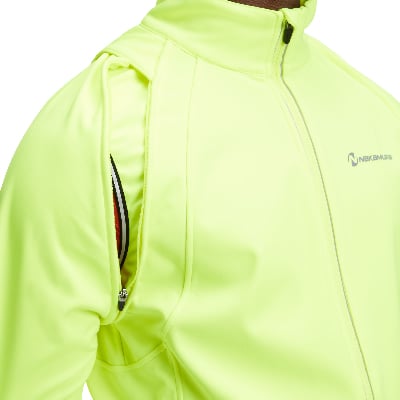 Detail einer Jacke mit offener Reißverschlusstasche und Nakamura-Logo. Detail einer Jacke mit offener Reißverschlusstasche und Nakamura-Logo.