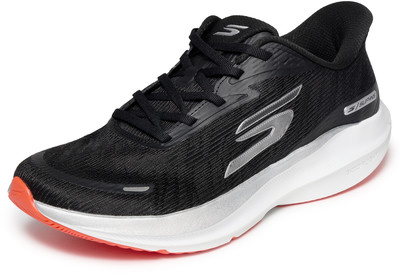 Schwarzer Laufschuh mit weißer Sohle und oranger Spitze. Schwarzer Laufschuh mit weißer Sohle und oranger Spitze.