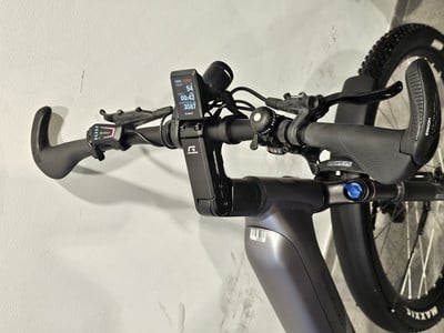 Detail des E-Bike-Lenkers mit Display, Klingel und Bremshebeln. Detail des E-Bike-Lenkers mit Display, Klingel und Bremshebeln.