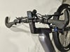 Detail des E-Bike-Lenkers mit Display, Klingel und Bremshebeln.