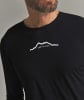 Mann in schwarzem Langarmshirt mit weißem Berg-Logo.