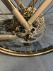 Detail eines Fahrradhecks mit Scheibenbremse und Kassette.