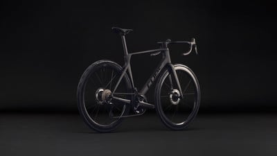 Schwarzes Cube Rennrad vor dunklem Hintergrund. Schwarzes Cube Rennrad vor dunklem Hintergrund.