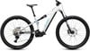 Ein weißes Cube E-Mountainbike mit blauen Akzenten und schwarzen Rädern.