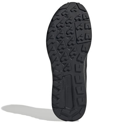 Fekete Adidas cipőtalp, markáns mintázattal a jó tapadás érdekében. Fekete Adidas cipőtalp, markáns mintázattal a jó tapadás érdekében.