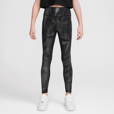 Ein Mädchen trägt schwarze Leggings mit silbernem Muster und weiße Turnschuhe. Ein Mädchen trägt schwarze Leggings mit silbernem Muster und weiße Turnschuhe.