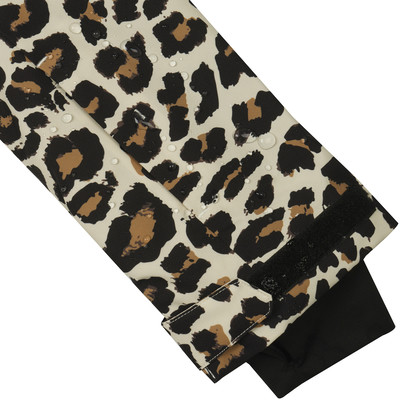 Ein geschlossenes Stück Stoff mit Leopardenmuster und Wassertropfen. Ein geschlossenes Stück Stoff mit Leopardenmuster und Wassertropfen.