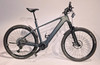Graues E-Bike mit Federung, Schutzblechen und schwarzen Schwalbe-Reifen.