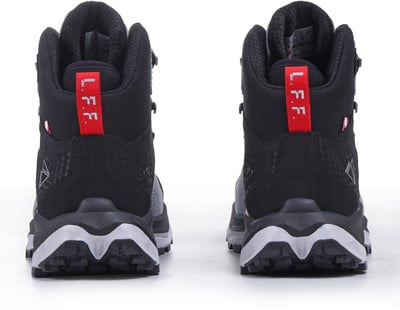 Zwei schwarze Wanderschuhe mit rotem L.F.F. Logo auf weißem Hintergrund. Zwei schwarze Wanderschuhe mit rotem L.F.F. Logo auf weißem Hintergrund.