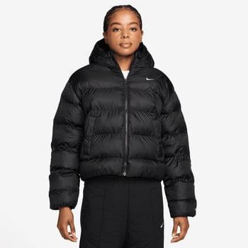 Női fekete Nike puffer dzseki kapucnival és logóval.