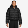 Schwarze Daunenjacke von Nike mit Kapuze und Logo.
