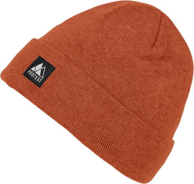Orange Strickmütze mit Protest-Logo und Bergen.