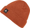 Orange Strickmütze mit Protest-Logo und Bergen.