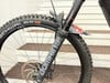 Vorderreifen eines Mountainbikes mit RockShox-Dämpfer und Schutzblech.