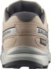 Detail der Rückseite eines beigen Salomon Laufschuhs mit Logo und Schriftzug.