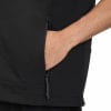 Die Hand eines Mannes greift in eine schwarze Reißverschlusstasche einer Jacke.
