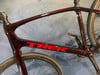 Ein rotes Trek-Fahrrad mit auffälligem Logo auf dem Rahmen und Geländereifen.