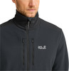 Detail einer dunklen Herrenjacke mit Jack Wolfskin-Logo und zwei Taschen.