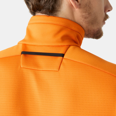 Narancssárga dzseki gallér részlete fekete csíkkal és Helly Hansen logóval. Narancssárga dzseki gallér részlete fekete csíkkal és Helly Hansen logóval.
