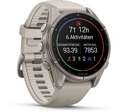 Elegante Garmin Sportuhr mit beigem Armband und Zifferblatt, das Aktivitäten anzeigt. Elegante Garmin Sportuhr mit beigem Armband und Zifferblatt, das Aktivitäten anzeigt.