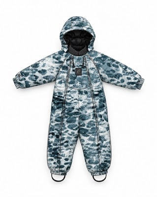 Winteroverall mit Camouflage-Muster in Blau- und Weißtönen.