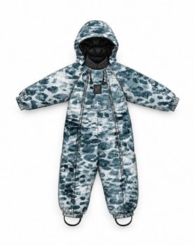 Winteroverall mit Camouflage-Muster in Blau- und Weißtönen.