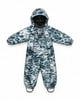 Winteroverall mit Camouflage-Muster in Blau- und Weißtönen.