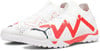 Weiße Herren-Fußballschuhe von Puma mit roten und dunkelblauen Details.