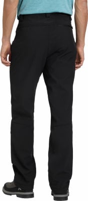 Rückansicht eines Mannes in schwarzer Hose und Wanderschuhen.