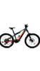Graues E-Mountainbike mit orangefarbenen Akzenten und Federung.
