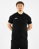 Ein Mann in einem schwarzen Poloshirt mit JAKO-Logo auf der Brust.