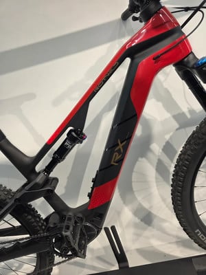 Schwarzes und rotes ROTWILD E-Mountainbike mit FOX-Dämpfer. Schwarzes und rotes ROTWILD E-Mountainbike mit FOX-Dämpfer.