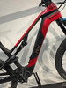 Schwarzes und rotes ROTWILD E-Mountainbike mit FOX-Dämpfer.