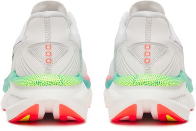 Rückansicht weißer Laufschuhe mit Neonakzenten und orangen Ringen. Rückansicht weißer Laufschuhe mit Neonakzenten und orangen Ringen.